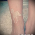Weiß -Tattoo auf Bein Foto - Foto einer Ausführungsform des fertigen Muster 29032016 1