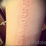 fehér betűs tetoválás 1