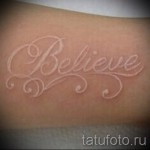 fehér betűs tetoválás 2