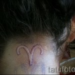 fehér tetoválás a nyakán 1