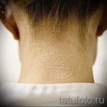 fehér tetoválás a nyakán 2