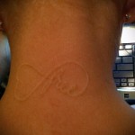 fehér tetoválás a nyakán 3