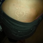 fehér tetoválás a hasán 1