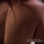 Fehér tetoválás - nagy szárnyak a hátoldalon