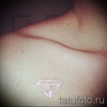 Fehér tetoválás - gyémánt a lány kulcscsontján