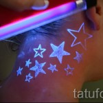 Fehér tetoválás - csillagok a nyakán - világít a sötétben