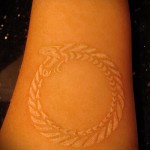 Fehér tetoválás - a kígyó megharapja a farkát