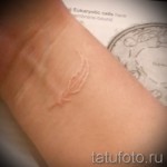 Fehér tetoválás - kis toll a csuklón