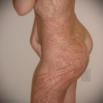 Fehér tetoválás - a lány oldalán, alján és lábán