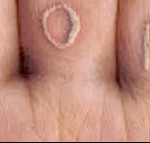 Fehér tetoválás - felirat az ujjakon - remény