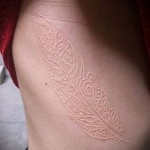 Fehér tetoválás - toll mintákkal