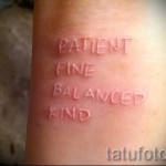 Fehér tetoválás - hűvös blokk betűkkel