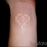 Fehér tetoválás - kockákból készült szív a csuklón