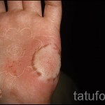 Fehér tetoválás - virág a tenyérben