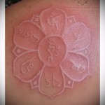 Fehér tetoválás - virág és hieroglifák