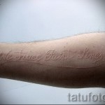 fehér tetoválás - egy fénykép felirattal szavakkal a karján
