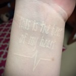 fehér tetoválás a csuklón - fotó a kész rajz egyik változatával a 29032016 -ból 5