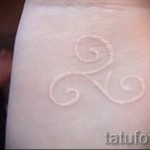 fehér tetoválás a csuklón - fotó a kész rajz egyik változatával a 29032016 -ból 8