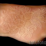 fehér tetoválás a lábfotón - fotó a kész rajz egyik változatával a 29032016 -ból 2