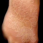 fehér tetoválás a lábfotón - fotó a kész rajz egyik változatával a 29032016 -ból 3