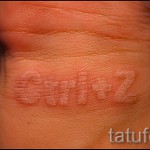 fehér tetoválás feliratok - fotó a kész rajz egyik változatával a 29032016 -ból 1