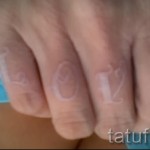 fehér tetoválás feliratok - fotó a kész rajz egyik változatával a 29032016 -ból 3