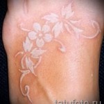 tetoválás fehér festékkel - fotó a kész rajz egyik változatával a 29032016 -ból 2