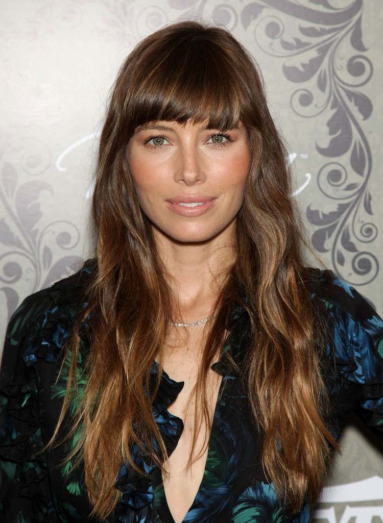 Jessica Biel s dlhým účesom s plnou ofinou Dlhé účesy s ofinou rovné ofiny-obočie-vlny-bruneta-vlasy-melír