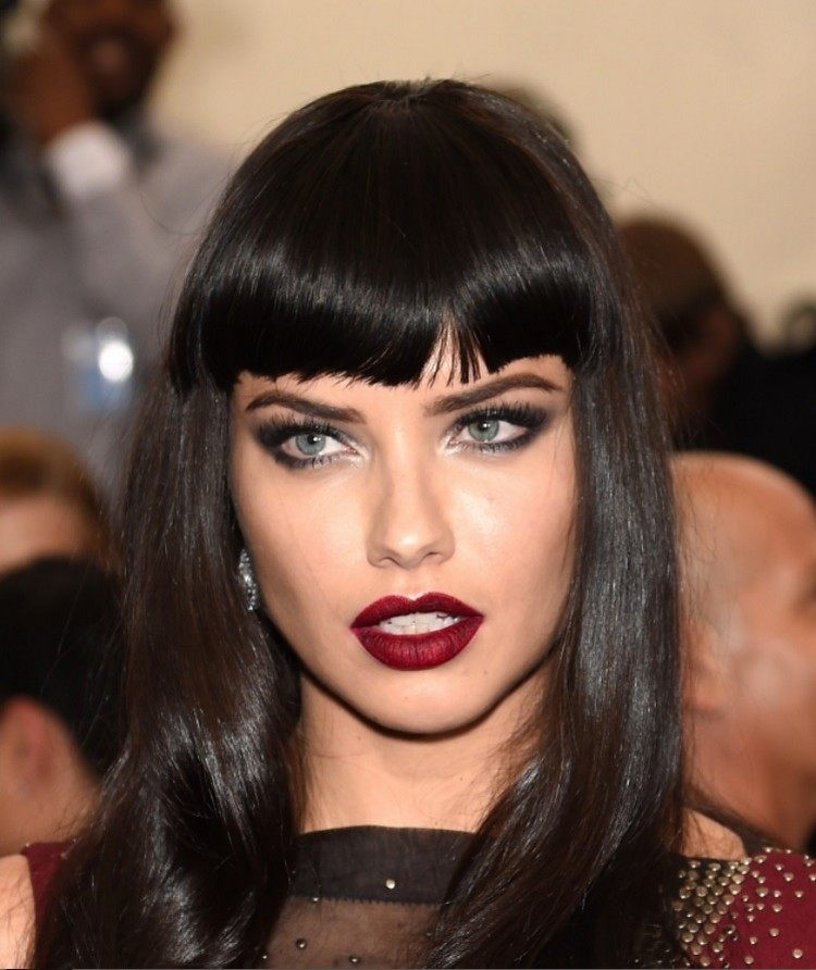 Adriana Lima s krátkou ofinou dlhé účesy-ofina-krátke-rovné ofiny-čierne-rovné vlasy-adriana-lima