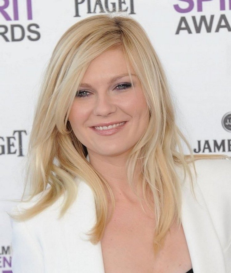 Dlhé účesy s uhlovou ofinou - Kirsten Dunst dlhé účesy-ofina-bočná ofina-oválna tvár-rovné vlasy-stredná rozlúčka