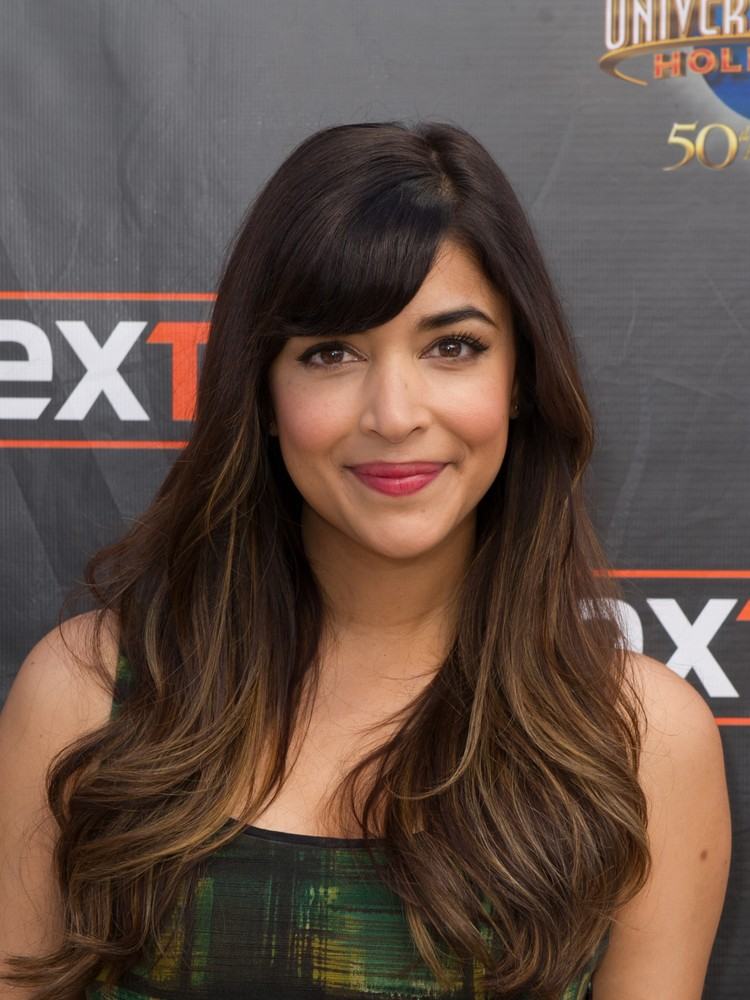 Hannah Simone so šikmou plnou ofinou a dlhými vlasmi dlhé účesy-ofina-vlny-šikmé-plná ofina-stredný rozlúčkový účes