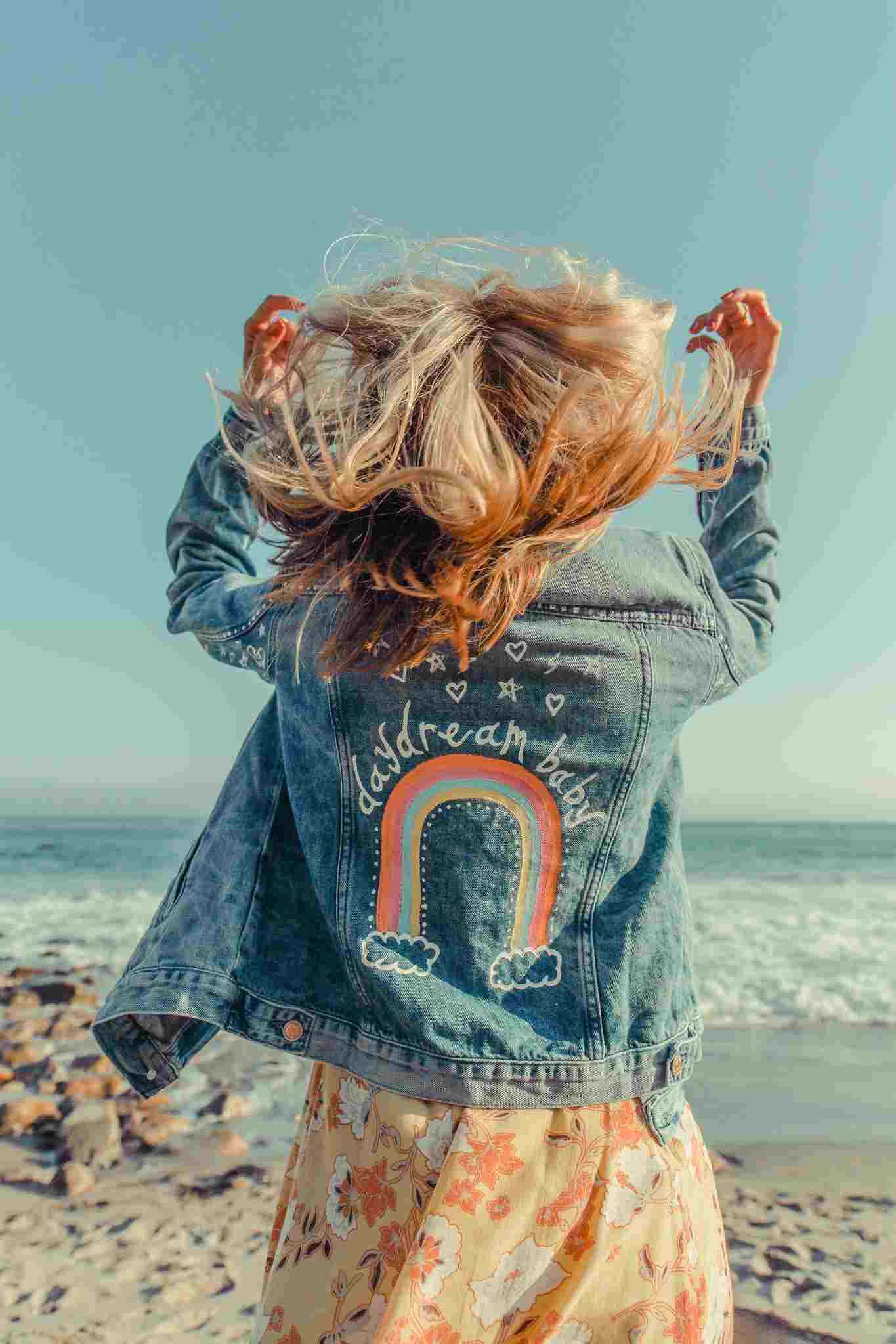 maľované riflové bundy letné outfity dúhové rockabilly žlté šaty