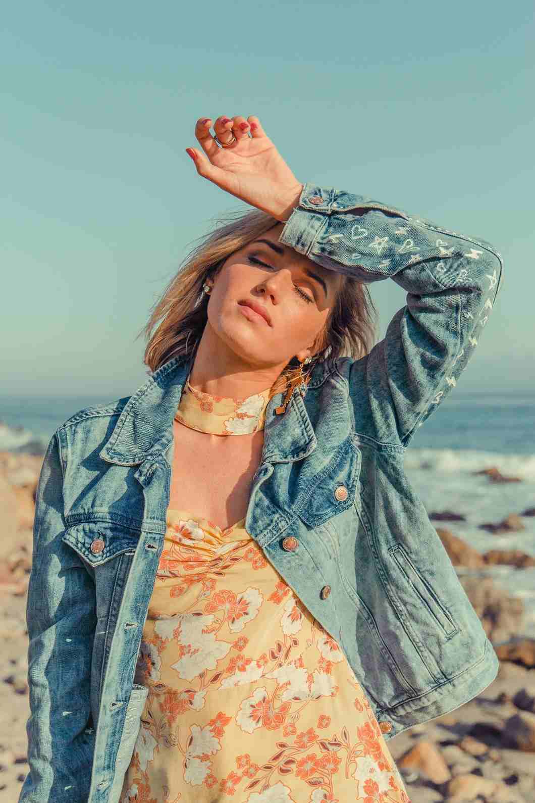 maľované riflové bundy rockabilly žlté šaty outfit s kvetinovým vzorom leto