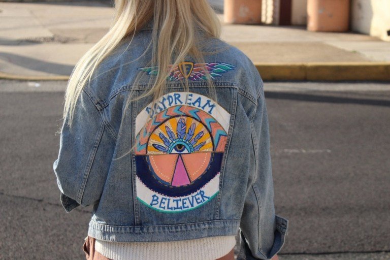 maľované džínsové bundy znamenie mieru farebné nápady boho chic oblečenia