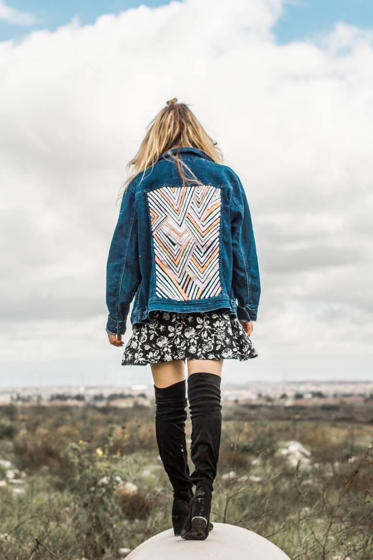 geometrické motívy čižmy krátke šaty čierne biele kvetinové motívy