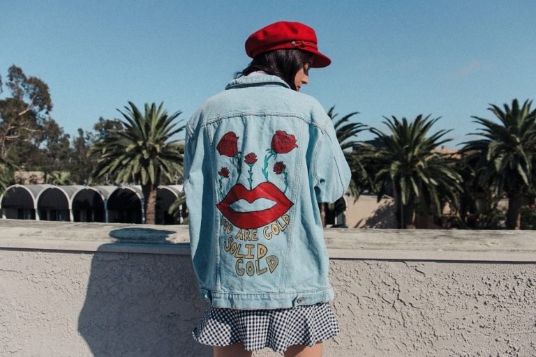 maľované riflové bundy nápady na červené riflové bundy