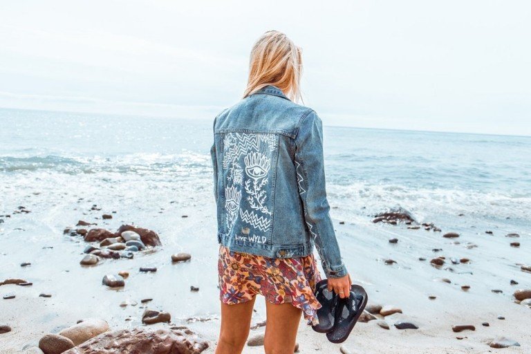 Maľované rifľové bundy s bielymi motívmi prírody si urobte sami