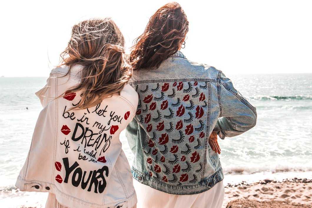 maľované riflové bundy bozky upravené nápady letná plážová móda