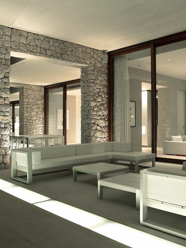 biely-vonkajší-nábytok-dom-španielsko