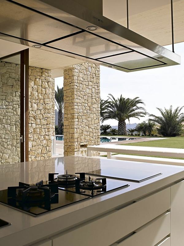 biela-minimalistická-kuchyňa-dom-španielsko