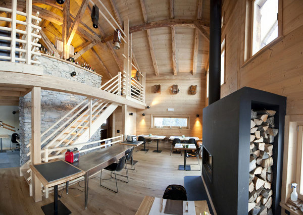 Vnútorný krb alpskej horskej chaty Alpen Winterhotel - vnútorný krb