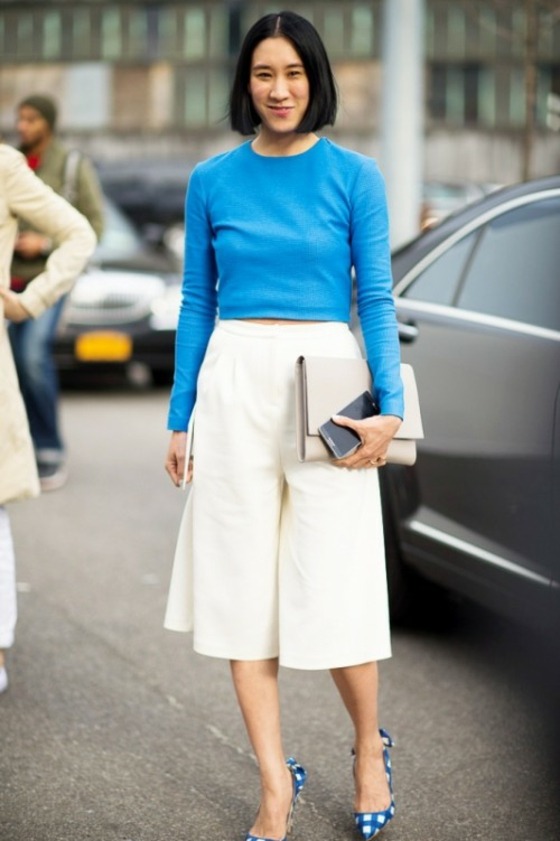 Modrá blúzka s dlhým rukávom a elegantnými bermudami pre ženy šik-biela-Bermudy-pre-ženy-s-objemom