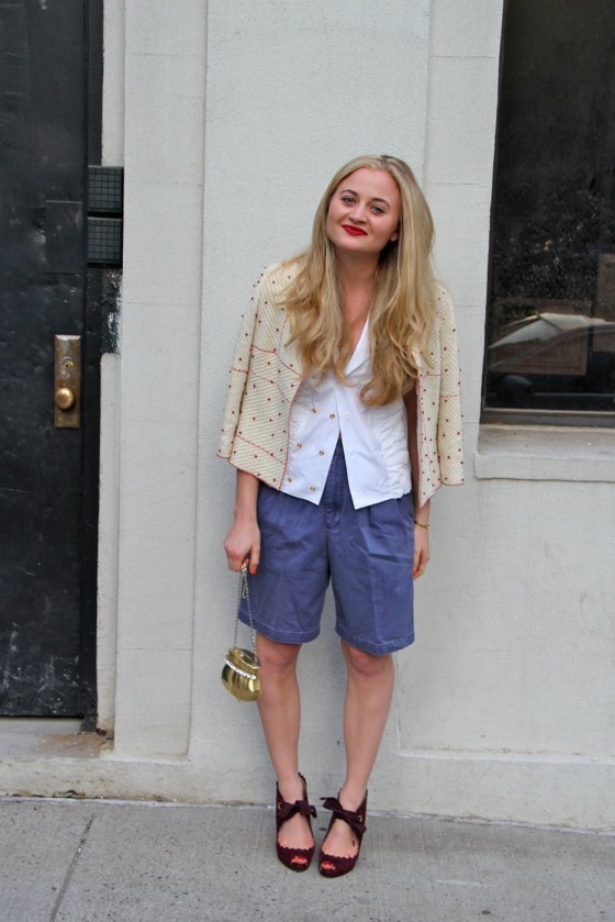 Blejzer a biela košeľa s modrými bermudami Bermudy v modrej farbe vyrobené z bavlny