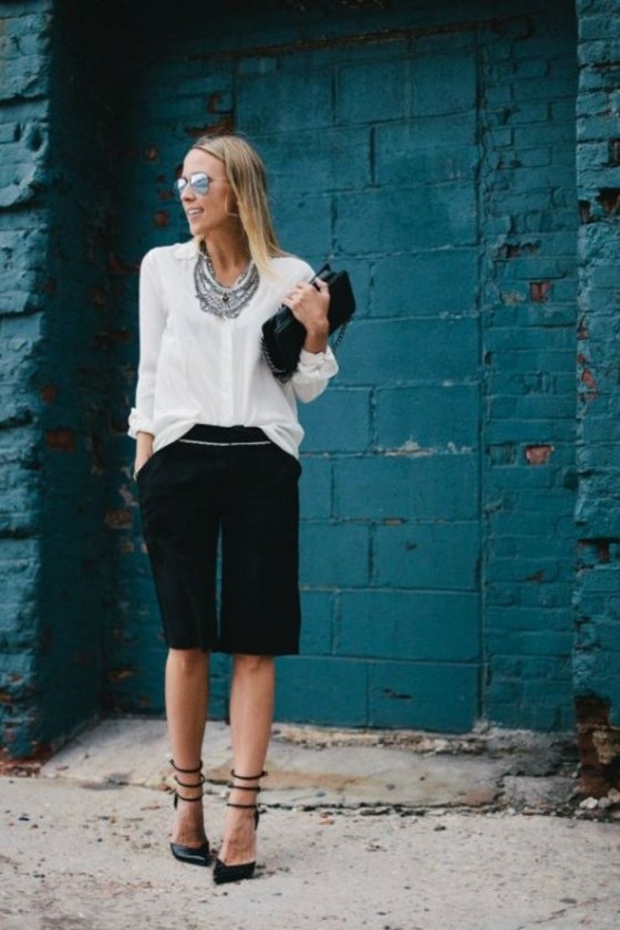 Bermudy s sandálmi na vysokom podpätku a náhrdelníkmi Elegantné-Bermudy-dámske-nohavice-so-sandálmi