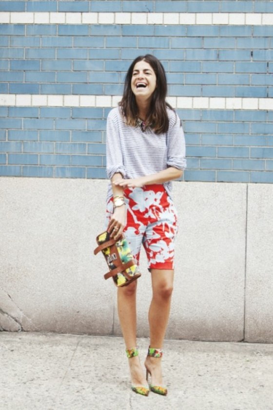 Bermudy v červenej farbe s bielymi vzormi Bermudy-ako-dámske-nohavice-s-bielymi vzormi