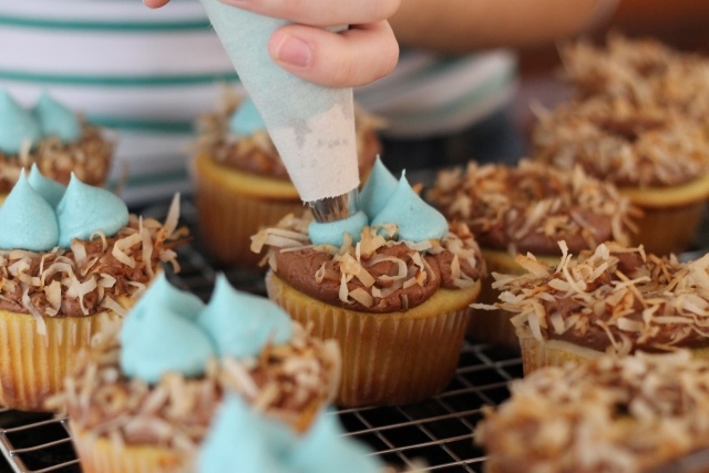 Veľkonočné košíčky nastrúhajú sáčok s modrým krémom Recept na veľkonočné košíčky nastrúhajte sáčky s modrým krémom