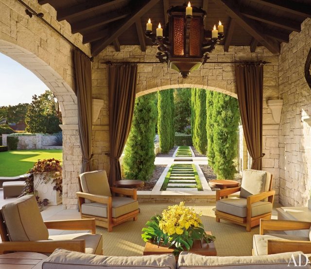 španielsky záhradný nábytok na pergolu pri západe slnka