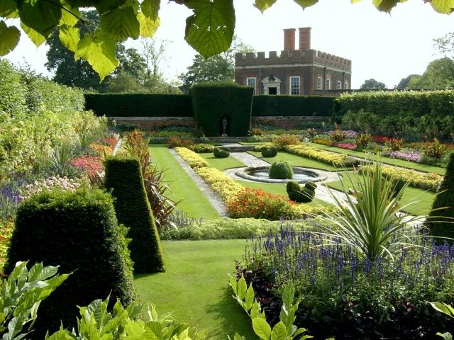 Anglická záhrada rôznych záhradných štýlov topiary tvorí živé ploty