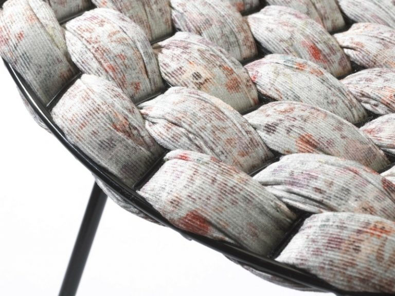 tkáčsky stav vyrobený z kovového čierneho rámu čalúnenia diskrétnych farieb