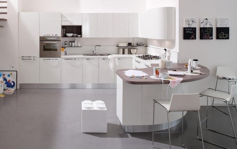 Najlepšie-farba-kuchyňa-magnólia-pracovná doska-biele-skrine